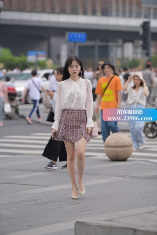 街拍白色雪纺衫高跟鞋美女
