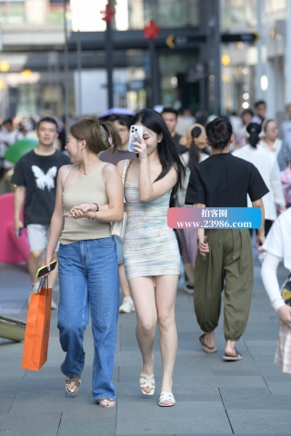 街拍魅力紧身超短裙小姐姐