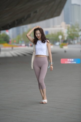 搭讪街拍紧身瑜伽裤美眉