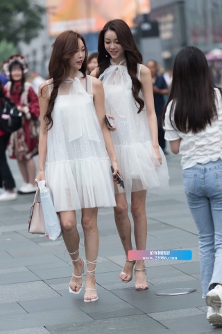 街拍白裙姐妹