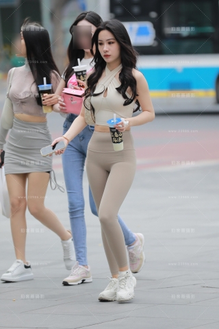 【玻璃街拍】紧身瑜伽裤小姐姐