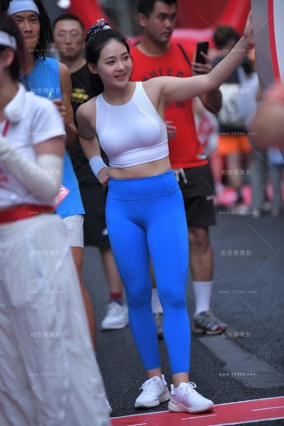 笑得超甜的蓝色紧身裤美女