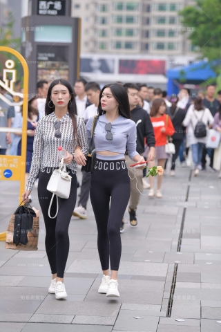 街拍两位紧身妹子