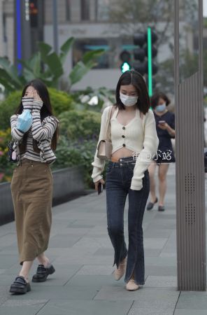 灰色牛仔裤姐姐