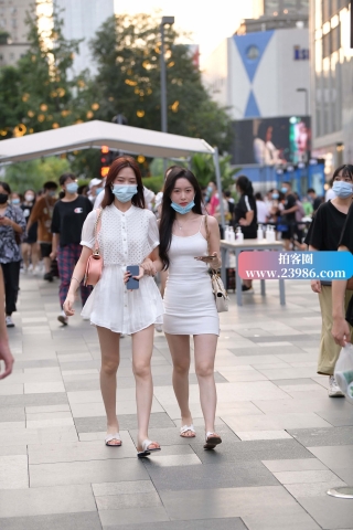 街拍白裙美女跟闺蜜