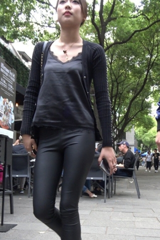 4k-黑色紧身皮裤气质马尾辫街拍美女 [1.12 GB]（视频版）