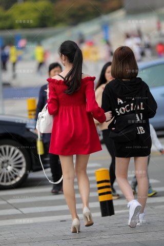 笑容甜美 样子可爱漂亮的小美女