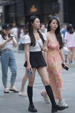 街拍超短裙长筒袜美眉