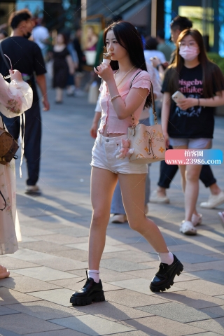 ★文静冰激凌热裤美女