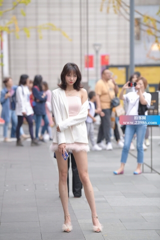 街拍吊带裙气质美女