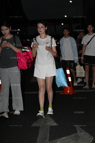 超薄R丝的马尾辫眼镜妹