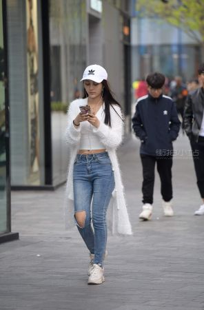 街拍破洞牛仔裤长发妹纸