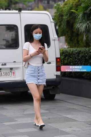 街拍牛仔短裙长发美女