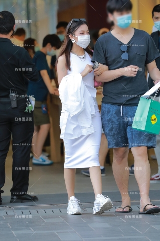 白色包臀裙小姐姐