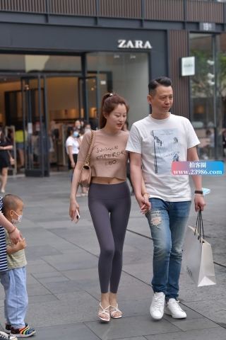 街拍紧身裤女友