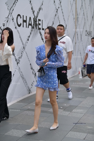 街拍蓝色长裙小姐姐