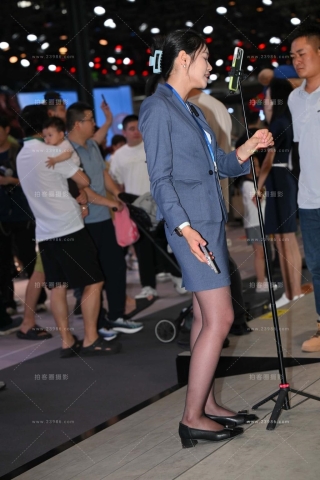 雷克萨斯展台的咖丝女主播