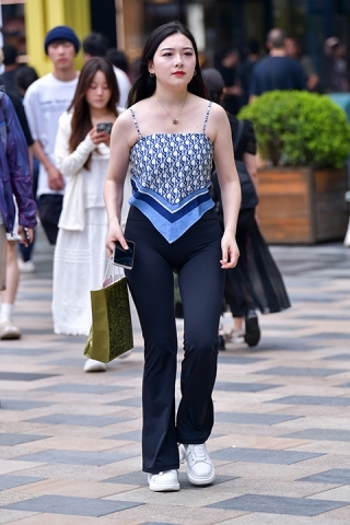 ★白皙紧身裤美女