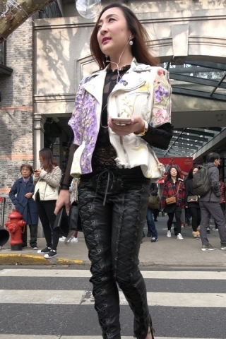 4K 性感长腿街拍皮裤高跟御姐美女 [601 MB]（视频版）