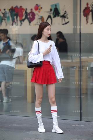红色短裙美眉