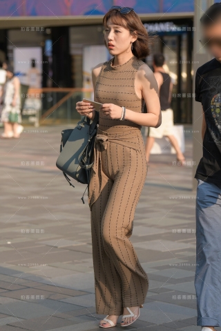 【街拍之魂赛帖】丰韵美少女**