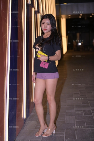 【街拍之魂赛帖】性感紫色小短裤