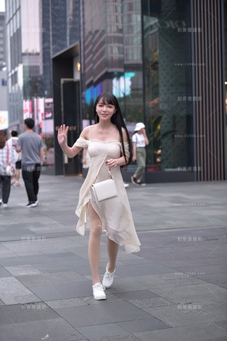 吊带裙街拍丝袜美女