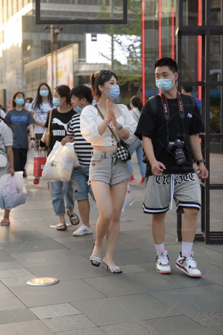 街拍热裤小姐姐