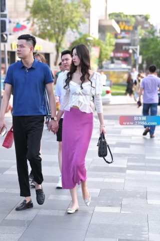 街拍紫色裹臀裙美女