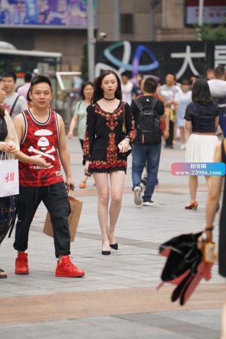 长发飘飘的街拍美女