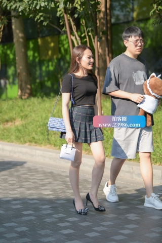 街拍超短裙美腿高跟女友