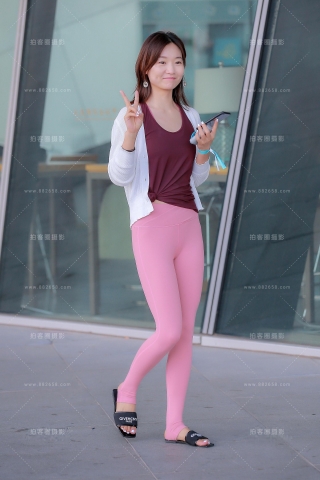 粉色瑜伽裤小妹