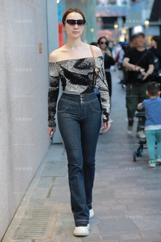 深蓝牛仔裤美女