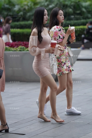 街拍紧致包臀裙美眉 【图片➕视频】