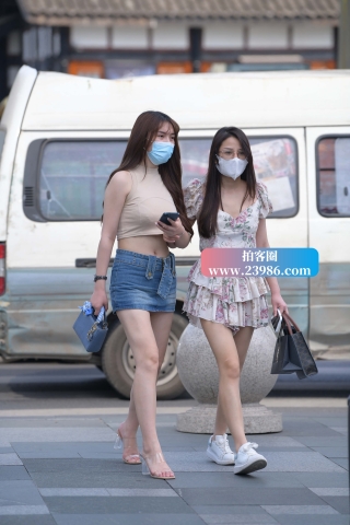 街拍牛仔短裙美腿小姐姐