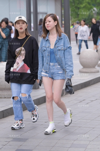 【视觉冲击赛贴】秋意降临，也能遇见热裤小月牙MM