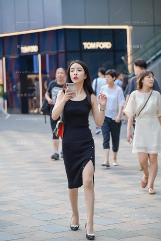 街拍黑裙高跟长裙美女