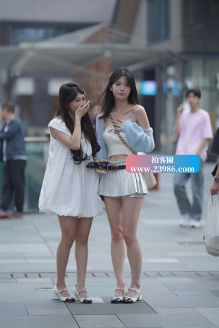 街拍雪白长腿妹子