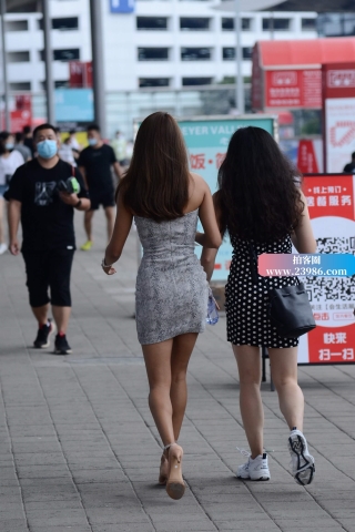 街拍性感抹胸包臀裙美女