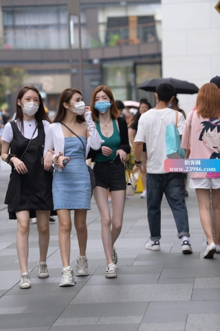 搭讪街拍苗条热牛小姐姐