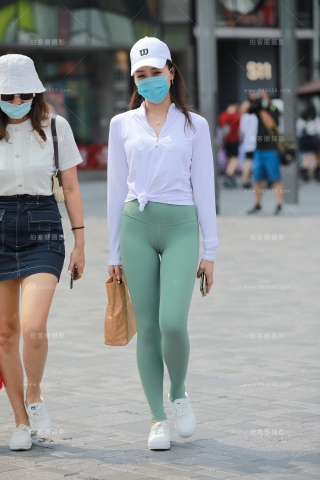 【玻璃街拍】绿色瑜伽裤小姐姐