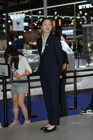 西装外套长裤的汽车导购员小姐姐
