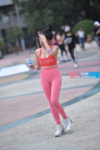 粉色瑜伽裤蜜桃臀女子