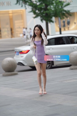 街拍紫色包臀裙小姐姐