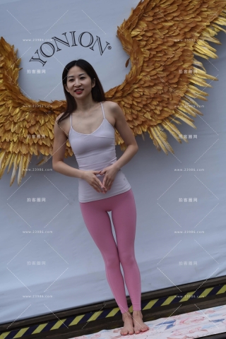 金色翅膀，粉色紧身裤