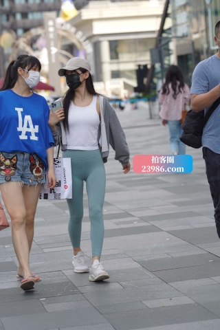 街拍带着鸭舌帽的紧身裤MM
