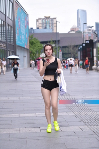 街拍短衣短裤美眉