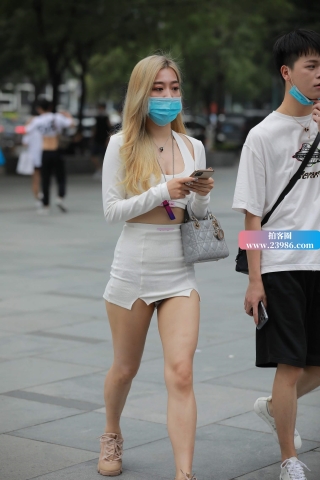 街拍超短包臀裙女友