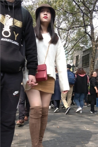 4K - 街拍丝袜美腿长靴短裙甜美妹纸 [831 MB/MP4]（视频版）