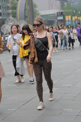 开朗的翘臀小姐姐